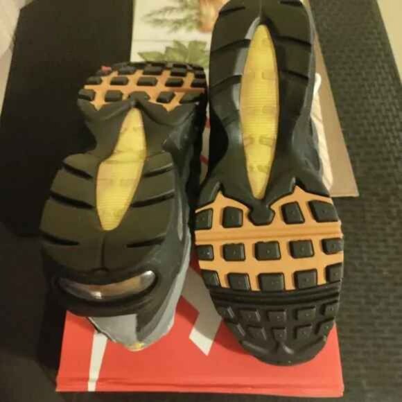 NIKE AIR MAX 95 OG   [ N.W.B.] - Picture 6 of 7